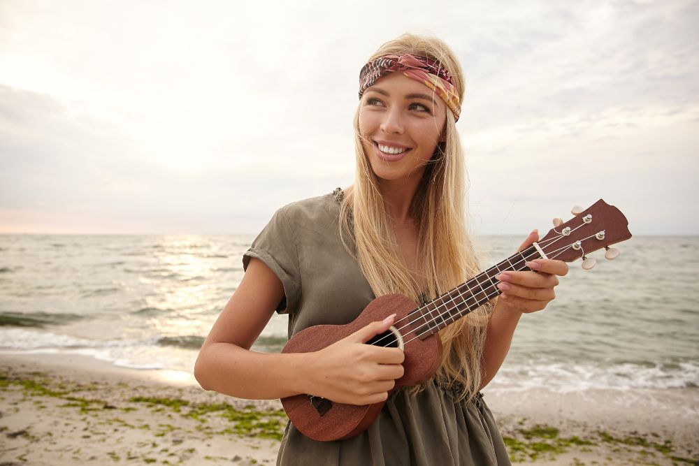 Chica tocando ukelele
